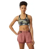 Top deportivo New Balance Pace Bra 3.0 con estampado de camuflaje en tonos verde y marrón, con banda elástica inferior con logo de la marca.