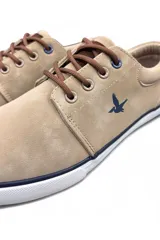 Calzado náutico Santa Bárbara modelo Street Night, color azul marino, con cordones azules y suela blanca. Presenta el logo de la marca bordado en el lateral.