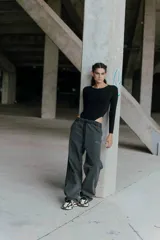 Pantalón de jean gris oscuro, tiro medio, corte tipo babucha, con logo de Renée Club bordado con hilo color a tono en el bolsillo.