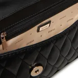 Cartera Guess modelo Valla, color negro, con diseño acolchado en forma de rombos. Presenta solapa frontal con cierre magnético y logo metálico dorado. Incluye asa superior corta y correa ajustable y desmontable para llevar al hombro o cruzada.
