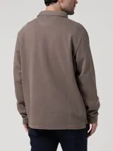 Buzo de algodón orgánico color gris oscuro, de manga larga, con cuello camisero y cierre frontal parcial con botones.