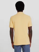 Polo marrón de manga corta confeccionada en tejido de piqué de algodón.