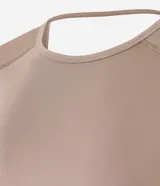 Remera deportiva de microfibra color tostado, con mangas cortas, cuello redondo y costuras reforzadas.