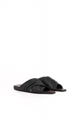 Sandalias chatas de cuero negro con tiras cruzadas y plisadas, y plantilla en tono bordó con punta cuadrada.