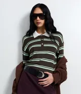 Buzo de punto marrón con rayas horizontales verde menta, cuello polo contrastante en color blanco y cierre frontal parcial con botones. Presenta manga larga y diseño slim fit.