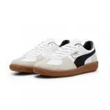 Championes Puma modelo Palermo LTH, de diseño clásico con base de cuero blanco, detalles en gamuza gris y la icónica franja lateral en negro. Presenta una suela de goma color caramelo y el logo de la marca en el lateral.
