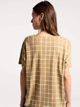 Blusa de manga corta color azul marino con diseño de finas rayas verticales blancas, escote redondo y corte holgado.