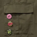 Pantalón cargo color verde militar, de corte recto, con bolsillos laterales y traseros con solapa.