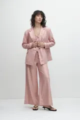 Pantalón ancho de lino metalizado color rosa, con cintura elastizada y tajos laterales en el ruedo.