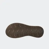 Ojotas Reef con base de goma negra moldeada y tiras de cuero marrón con costuras decorativas.