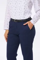 Pantalon de gabardina negro de corte recto con spandex, bolsillos laterales y presillas para cinturon.