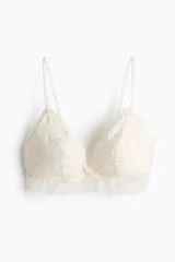 Soutien de encaje con copas acolchadas, breteles finos ajustables y detalle de pequeña rosa en el centro. Presenta un ribete ancho de encaje en la base y cierre de corchetes en la espalda.