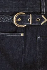 Bermuda de jean de tiro alto y corte ancho, color azul oscuro con costuras en contraste. Presenta detalles de trenzado en la cintura y aberturas laterales.