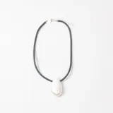 Collar con cordón negro y dije central en forma de gota con acabado plateado texturizado.