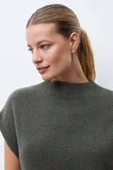 Chaleco de punto con mezcla de cashmere, color gris melange, con cuello alto y mangas cortas estilo sisa.