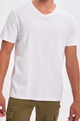 Remera de manga corta con cuello en V, confeccionada en algodón de color blanco.