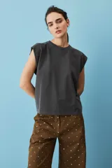 Remera sin mangas bordó con hombreras marcadas y cuello redondo.
