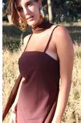 Vestido marrón con base de crepé asimétrico y capa de gasa, incluye chal o corbatín a juego.