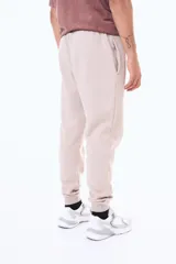 Pantalón de felpa con cintura elástica ajustable mediante cordón, bolsillos laterales y puños acanalados en los tobillos.