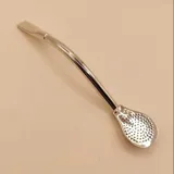 Bombilla de metal plateado con filtro en forma de cuchara perforada.