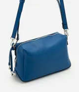 Bolso tipo shoulder de diseño rectangular estructurado en color azul. Cuenta con cierre metálico superior, herrajes plateados y correa larga ajustable y removible.