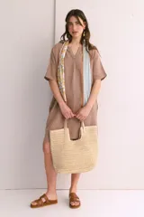 Vestido corto color arena de lino, con cuello en V y mangas cortas.