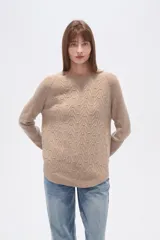 Sweater de algodón color beige con diseño de punto en relieve en forma de zigzag y pequeños puntos. Tiene cuello redondo y mangas largas tipo ranglán.