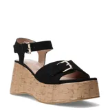 Sandalias de plataforma corrida con acabado tipo corcho, de color negro con tiras de ante sintético y hebillas metálicas doradas. Presenta una tira ancha en el empeine y tira ajustable en el talón.