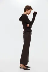 Pantalón tobillero de color marrón, con ajuste ceñido, raya frontal y posterior, cintura estándar, bolsillos al bies y piernas con corte bootcut.