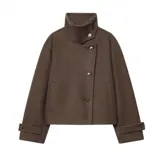 Chaqueta corta de paño color marrón, con cuello alto, cierre frontal cruzado con botones y mangas con detalle de trabilla en los puños.