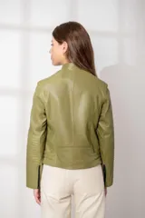 Chaqueta de cuero ovino estilo motoquera, color verde oliva, con cierre frontal cruzado, bolsillos horizontales con cierre y detalles de acolchado en hombros y codos.