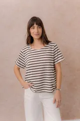 Remera de calce relajado con diseño de rayas horizontales en tonos rosados y blancos, escote redondo y manga corta.