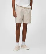 Bermuda masculina de sarga con textura jaspeada, cintura elástica y bolsillos laterales, ideal para uso casual.