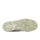 Championes urbanos New Balance modelo BBW550RF, color crema con detalles en gris y negro, confeccionados en cuero sintético, con logo "N" característico en los laterales y suela de goma.