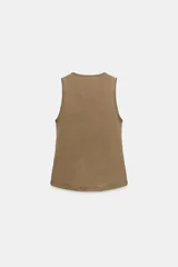 Musculosa de algodón con cuello redondo y diseño sin mangas. Presenta un estampado frontal con el texto Arizona Est. 1975 y detalle de tachas metálicas decorativas en el escote y las sisas.