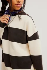 Remera oversize de manga larga y cuello redondo con diseño de rayas horizontales anchas en color negro y crudo, puños y ruedo en contraste.