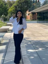 Pantalón de jean azul marino de tiro alto, corte acampanado (flare) y largo al tobillo.