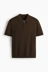 Remera polo de punto acanalado marrón, de manga corta, con cuello clásico y cierre frontal parcial.