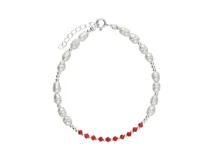 Pulsera de plata con perlas blancas irregulares y cuentas de cristal facetado color rojo. Incluye cierre de mosquetón y cadena de alargue.