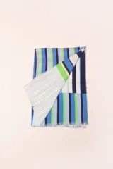 Pareo de viscosa con diseño a rayas verticales en tonos azul marino, azul claro, celeste, verde lima y blanco.