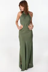 Vestido largo azul marino de lino italiano, con escote halter, aberturas laterales en la cintura y tajo en la falda.