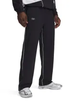 Pantalón deportivo Under Armour de corte recto, color negro con líneas laterales blancas. Cuenta con cintura elástica, bolsillos laterales y logo de la marca en la parte superior.