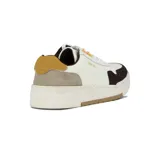 Zapatillas urbanas color blanco con detalles en marrón y gris.