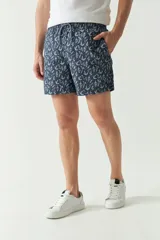 Short de baño color mostaza con estampado floral en azul marino. Cuenta con cintura elástica con cordón de ajuste, dos bolsillos laterales y uno trasero.
