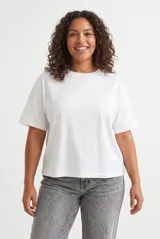 Remera boxy fit de manga corta y cuello redondo, diseño liso.
