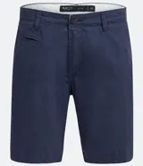 Bermuda de sarga color verde militar, corte recto, con bolsillos laterales y traseros. Marca Blue Steel.