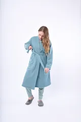 Bata azul marino de toalla con cuello esmoquin, lazo para ajustar en la cintura y bolsillos laterales.