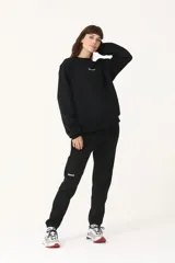 Pantalón de jogging negro con dos bolsillos laterales, un bolsillo trasero y logo BASSET 1992 bordado en blanco.