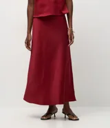 Pollera midi de corte evasé confeccionada en tejido satinado de poliéster. Presenta un diseño liso con acabado brillante, cintura estructurada y caída fluida.