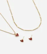 Conjunto de collar doble y aros con forma de corazón esmaltado en color borgoña y detalles dorados.